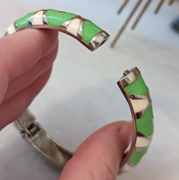 Hinge Silver Green & White Enamel Bangle Bracelet - Picture 4 of 6